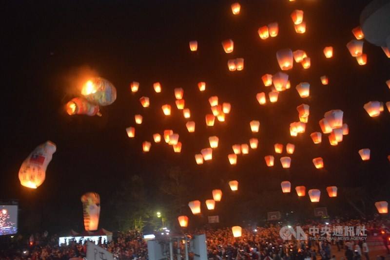 The globe lantern collides into the dragon lantern. CNA photo Feb. 17, 2024