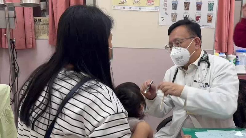 大甲李綜合醫院小兒科醫師余秋霖（右）表示，過年後出現不少孩童因家庭群聚染流感，高燒不退就醫，發現確診流感、腸病毒，呼籲民眾勤洗手、戴口罩避免感染。