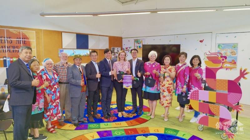 世界華人工商婦女企管協會澳洲分會致贈紀念品