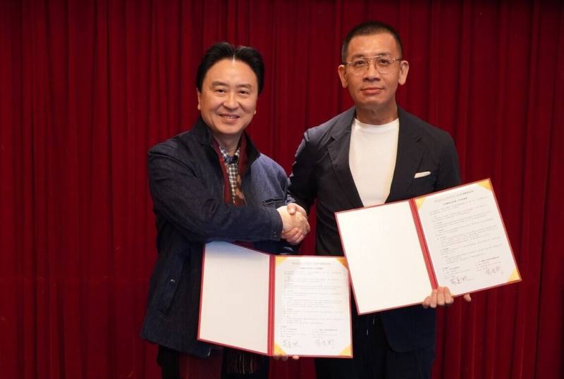 廣藝基金會與文化內容策進院19日舉行「表演藝術金創獎」合作簽約儀式，由基金會執行長楊忠衡（左）、文策院董事長蔡嘉駿（右）共同宣告「表演藝術金創獎」徵件正式起跑。（廣藝基金會提供）
