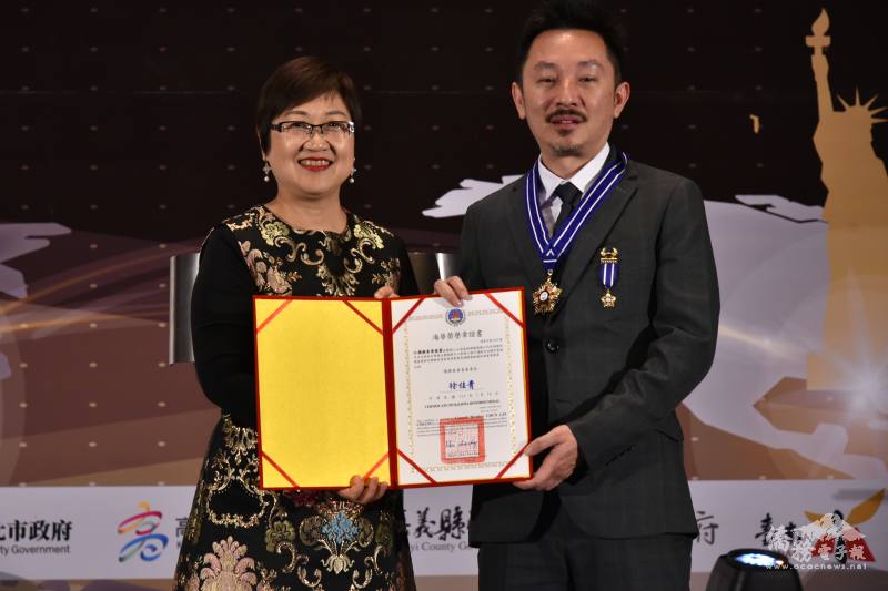 Minister Chia-Ching Hsu of the Overseas Community Affairs Council (OCAC) Presents Hai-Hwa Honored Medal to Chun Lin Chiang, President of the Taiwanese Chambers of Commerce of North America (TCCNA)
