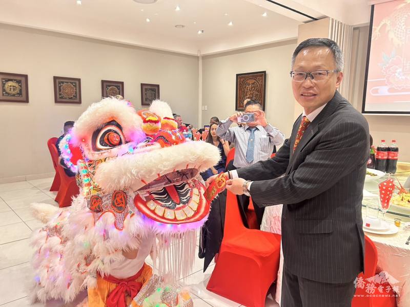 17日豪登省臺灣商會春節活動，駐南非代表處大使廖文哲致贈紅包予舞獅