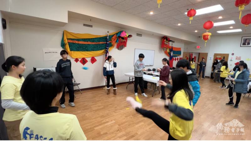 FASCA 學員們體驗踢毽子的民俗童玩