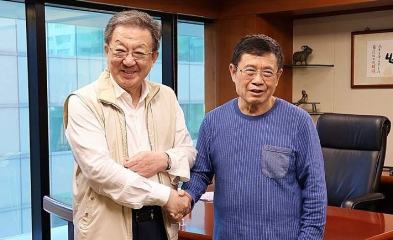 Bough Lin (林文伯, right), HaiFong Go Association chair, shakes hands with Wong Ming-sen (翁明顯), chairman of the Taiwan Chi Yuan Foundation at the HaiFong Go Association in Taipei in this undated photo. Photo courtesy of HaiFong Go Association
