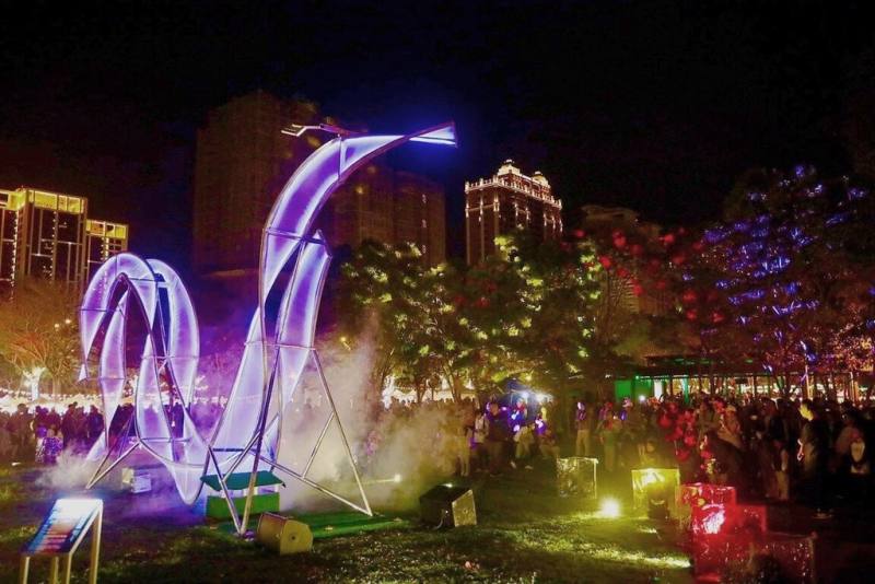 竹北市公所表示，竹北燈節16日開幕至今已超過5萬人次參與，24日將辦元宵草地野餐星空演唱會，歡迎民眾參加。（竹北市公所提供）