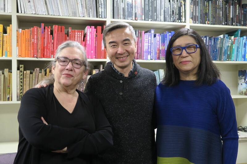 紀錄片「金門」導演江松長（中）、監製錢孝貞（右）20日在紐約出席放映活動，和執導紀錄片「食飽未」的奧斯卡最佳紀錄短片得主卡蘿戴辛格（Carol Dysinger）（左）合影。