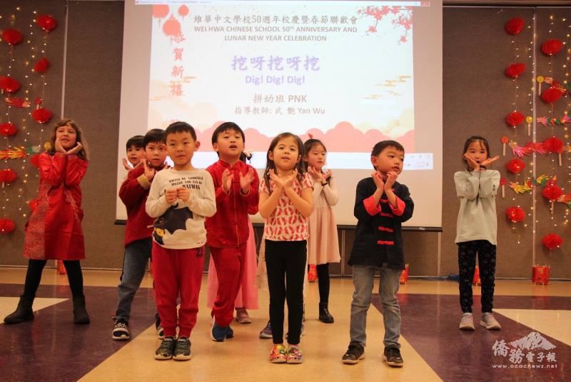 拼音班小朋友可愛的唱遊表演