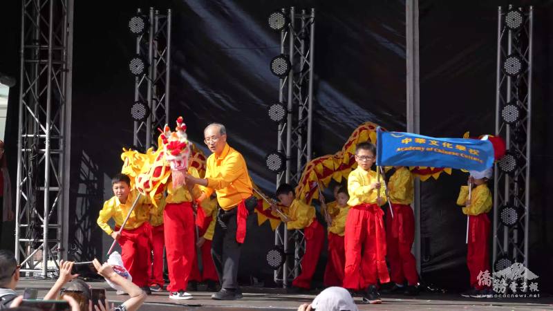 校旗帶領金龍於舞臺上盤旋，並向觀眾鞠躬賀歲