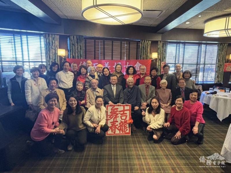 芝加哥偉而美婦女會春節餐會大合照；類延峰(座左4)、陳怡珍(前排右3)、黃祺婷(前排左2)