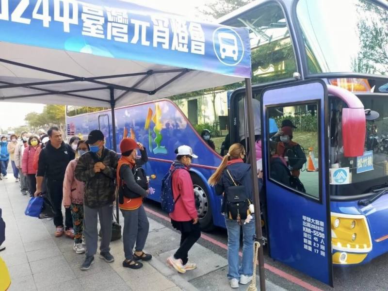 2024中台灣元宵燈會吸引大批人潮，活動將延長至28日，台中市政府21日表示，假日將加開免費接駁車，民眾可前往中捷綠線市府站及松竹站搭乘。（台中市政府提供）