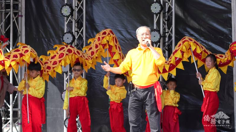 校長林松獻唱粵語電視主題曲《萬水千山縱橫》