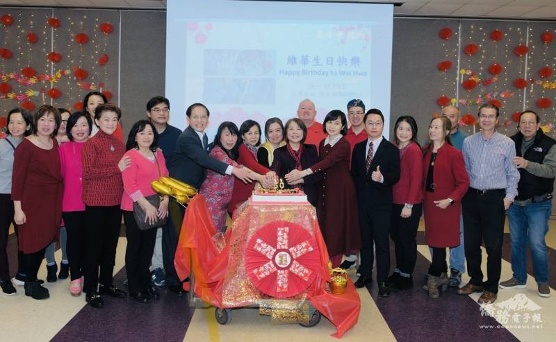 學校團隊與貴賓們同祝維華五十，生日快樂