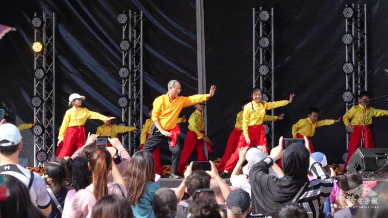 中華文化學校在好市圍農曆新年慶典表演《大地和風拳》