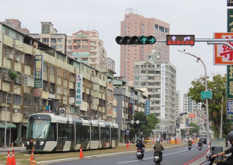 The Donghuan Section of the Kaohsiung Light Rail now has linked traffic signs. Drivers are reminded to pay attention to the protected left-turn phase.