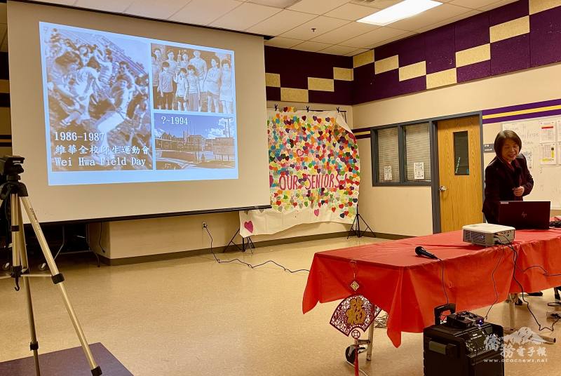 校長湯秋玲在餐會上帶大家回顧維華五十年校史紀錄
