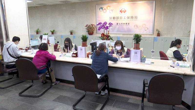 勞保局提醒投保單位應覈實申報所屬員工月投保薪資，並定期檢視，如有變動即應適時申報調整。