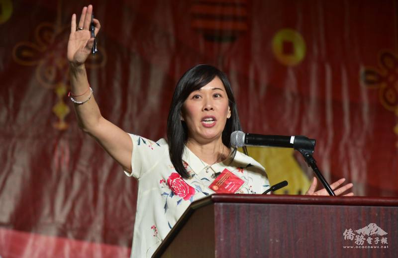 伊州華裔副州長侯炳文致詞揮手向所有人來賓恭賀農曆新年快樂