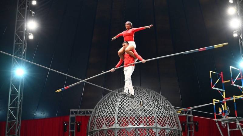 台中后里馬場是后里人的記憶、地標，園區兼具動態活動及靜態展覽功能，台中市政府委外營運廠商，禮聘國外馬戲特技演員進駐，搭建1200席座位的馬戲帳篷，推出「美洲瘋馬夢想大馬戲團」表演。（台中市政府提供）