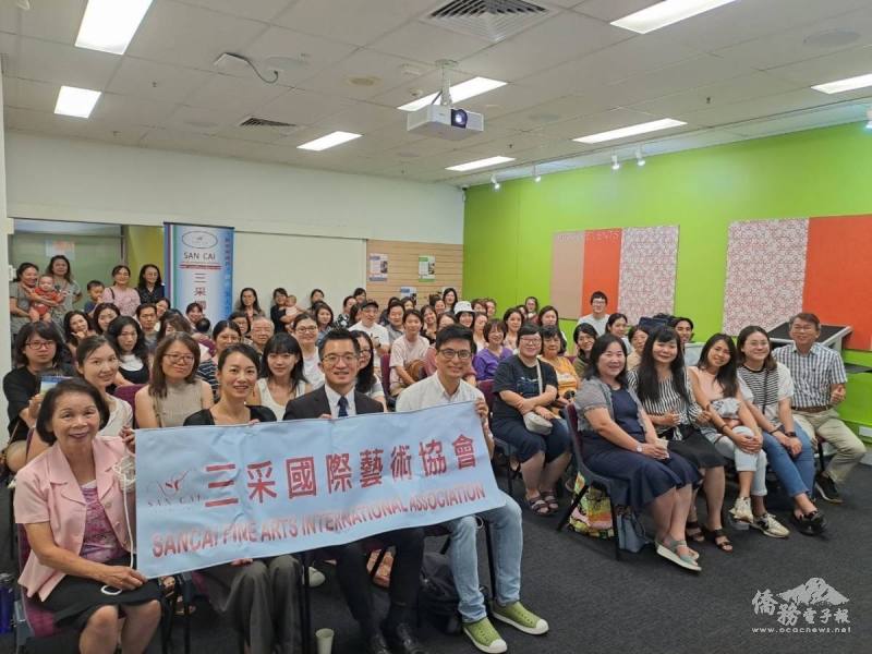 活動現場黃瑽寧及與會僑胞合影