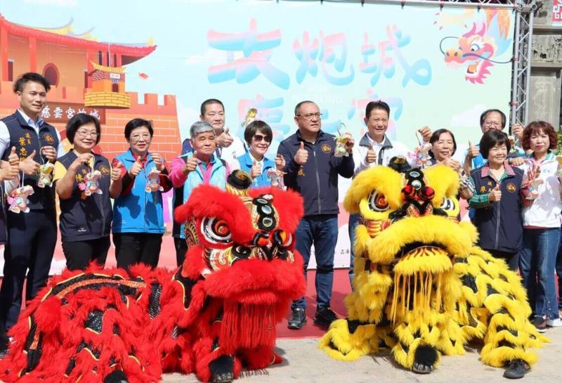 苗栗縣後龍鎮慈雲宮23日起一連3天將舉辦元宵節傳統民俗「攻炮城」，21日舉辦宣傳記者會，歡迎民眾到場體驗投擲排炮，最大獎可獲媽祖金幣1枚，價值新台幣8000餘元。（苗栗縣政府提供）