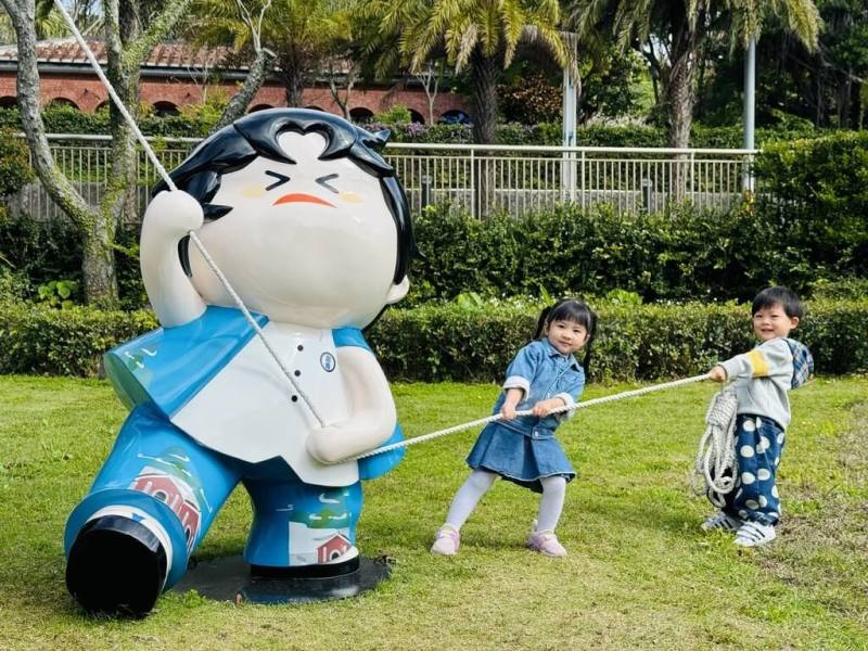 新北市立淡水古蹟博物館表示，在淡水海關碼頭展出「淡古聯萌」IP特展，3大展區介紹古蹟歷史，10個實體公仔也首度亮相。圖為淡水海關碼頭角色「關海」。（淡水古蹟博物館提供）