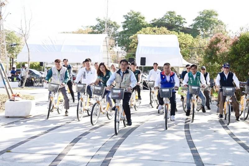 糖鐵國家綠道台南段自行車道22日完工啟用，串聯3個糖廠，提供舒適騎乘環境，台南市長黃偉哲（前中）等人出席。（台南市政府提供）