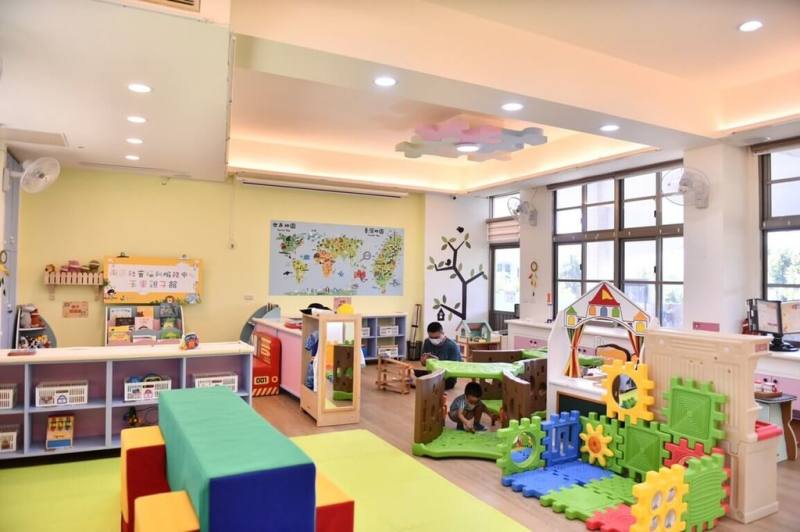 中央鼓勵居家托育人員加入準公共托育，每年補助新台幣1萬2000元，為提高誘因，花蓮縣府民國113年起編列預算，加碼「花蓮縣準公共友善托育獎勵措施」，符合資格可申請每月最高3000元的增額獎勵金。（花蓮縣政府提供）