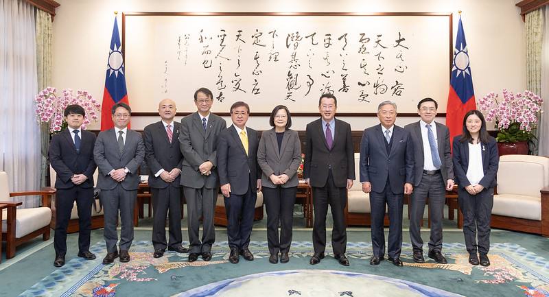 總統與訪賓一行合影