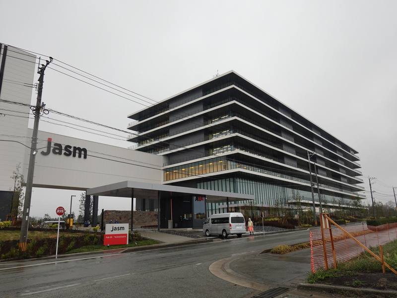 台積電熊本廠24日開幕，日本智庫九州經濟調查協會估計台積電在10年內創造的經濟效益至少上看20兆日圓；熊本縣也出現人才爭奪戰，廠房附近地價暴漲，台日許多企業和商家打算進駐熊本，共逐淘「晶」夢。