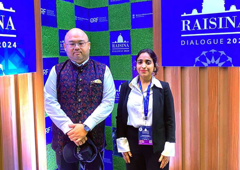 台灣亞洲交流基金會代表團21日至23日在新德里參與印度「瑞辛納對話」（Raisina Dialogue），基金會執行長楊昊（左）與博士後研究員胡莎娜（Sana Hashmi），受邀分享對於台灣未來之路的觀點。（胡莎娜提供）