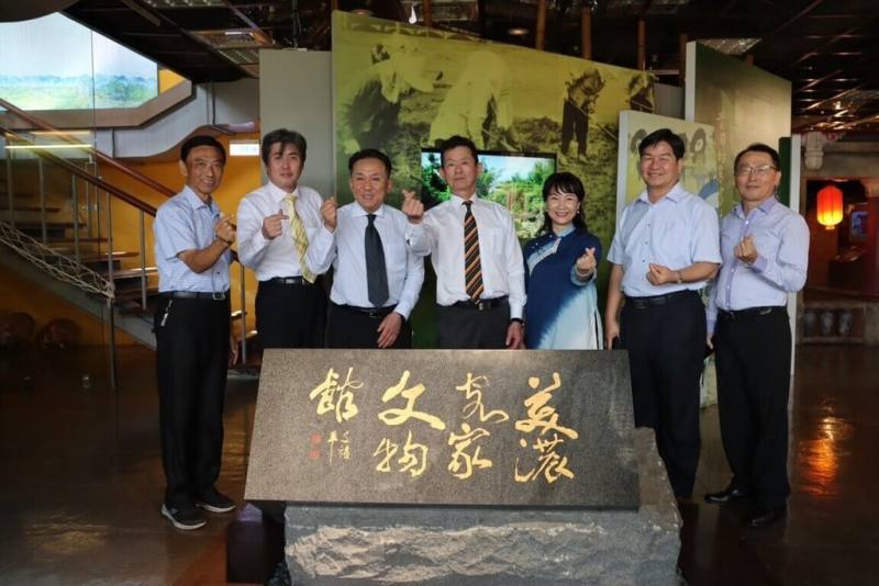 日本岐阜縣美濃市副市長堀部勉（中）一行人23日訪高雄美濃，前往美濃客家文物館等地參訪。（高雄市客委會提供）