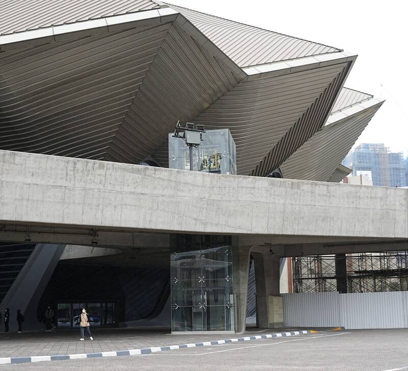 台北流行音樂中心規劃以LED螢幕改裝北基地戶外電梯，成為提供活動資訊看板，此案送北市都審會審議通過，預估下半年設置完成。圖為戶外廣場電梯現況。