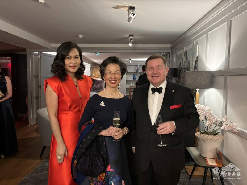 駐奧地利大使張小月(中)與前奧地利友臺協會會長兼國務委員Werner Amon(右)於舞會中合影