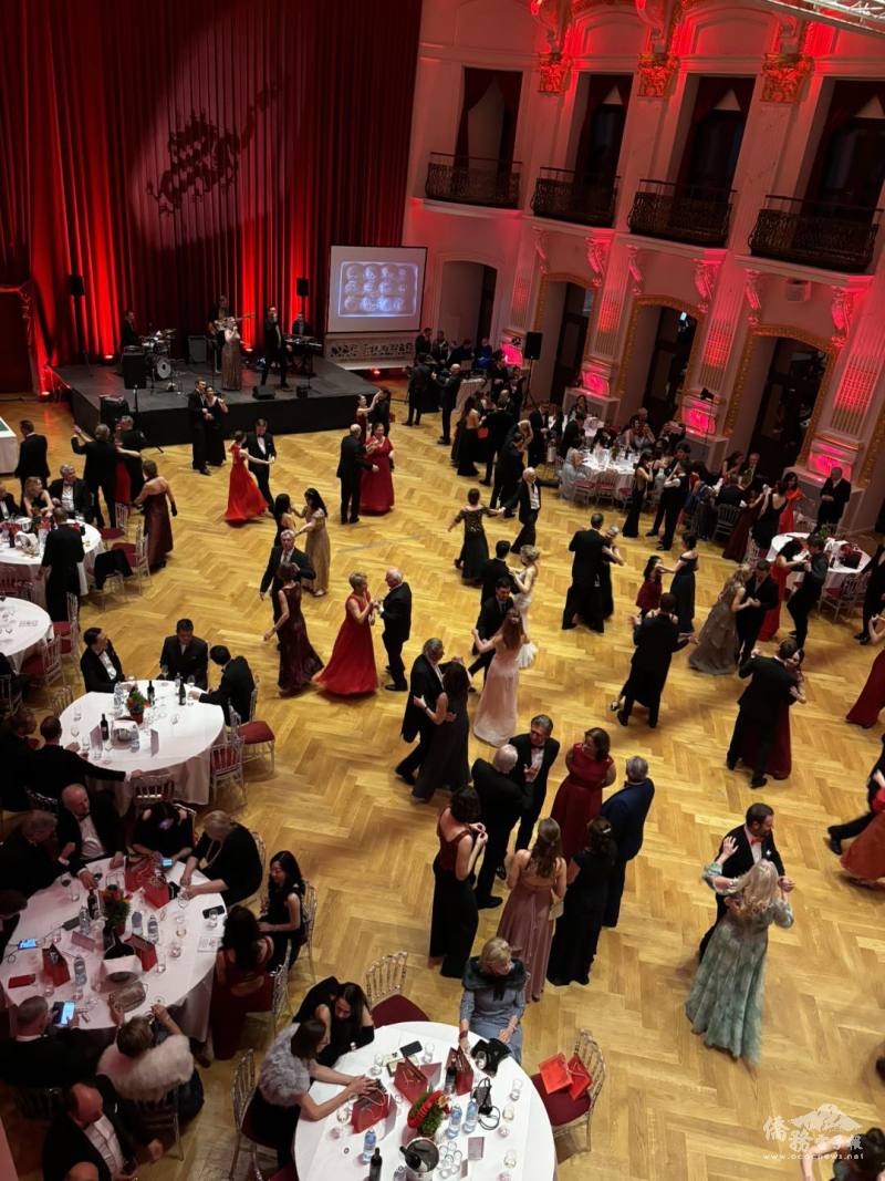 與會嘉賓隨著現場樂隊的演奏翩翩起舞