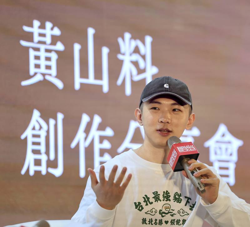 2024台北國際書展倒數第2天展出，現場依舊活動滿檔，24日下午在主題廣場由作家黃山料（圖）和讀者分享交流，暢聊新書「心很小 裝喜歡的事就好」創作點滴