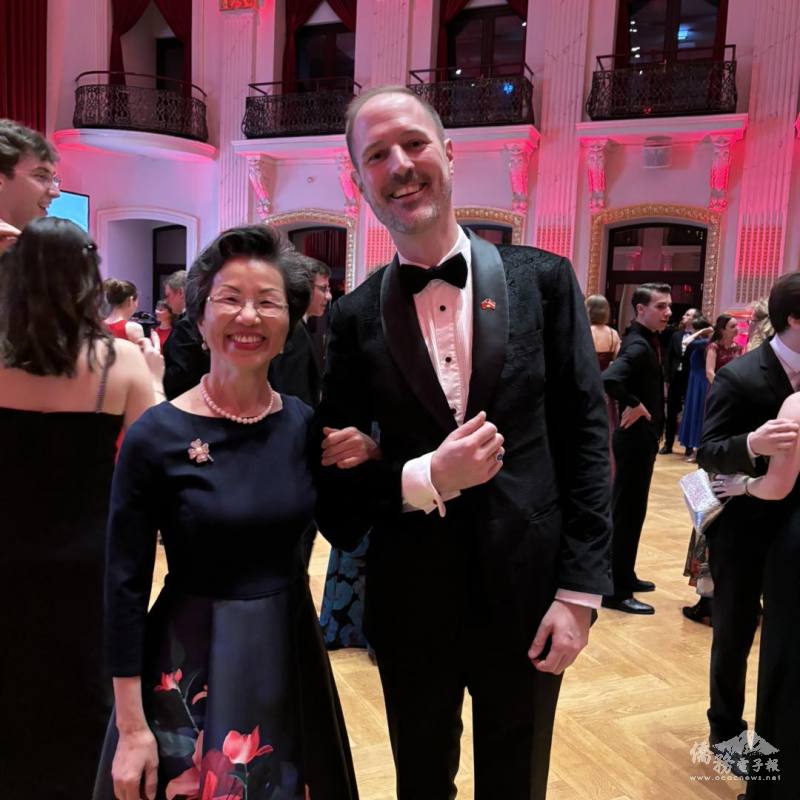 張小月與外國貴賓合影