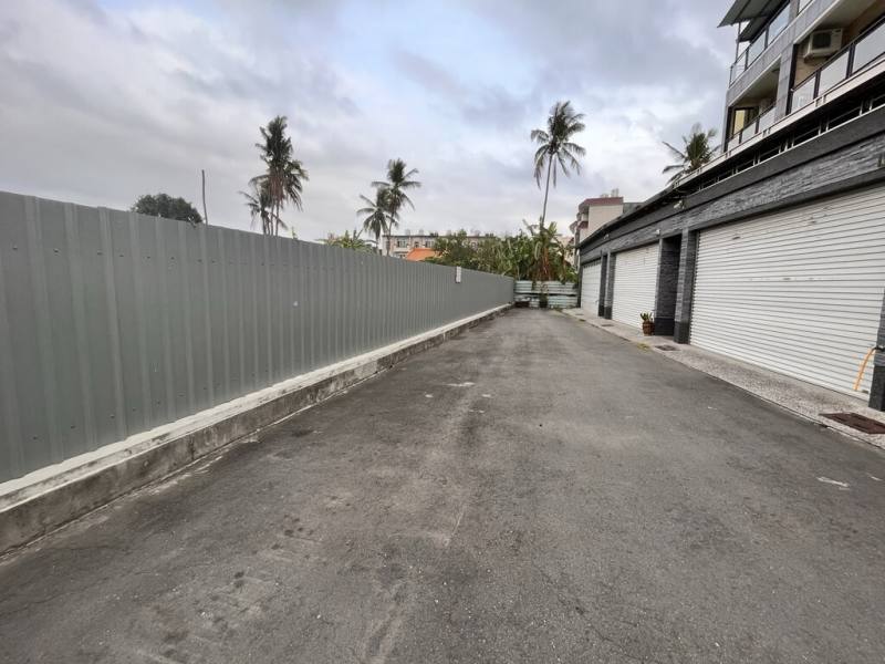 高雄市路竹區竹東里自由街部分路段未打通，居民往來須繞路而行，相當不便。高雄市政府籌措經費進行道路開闢等工程，目前已完成工程決標，預計12月完工。（高雄市工務局提供）