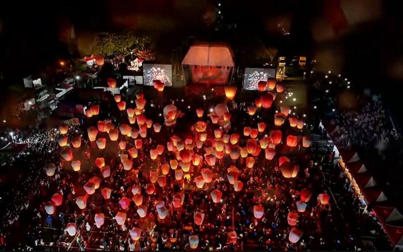 A large number of sky lanterns take to the night sky on New Taipei's Pingxi District Saturday night. Photo courtesy of New Taipei City Tourism and Travel Department
