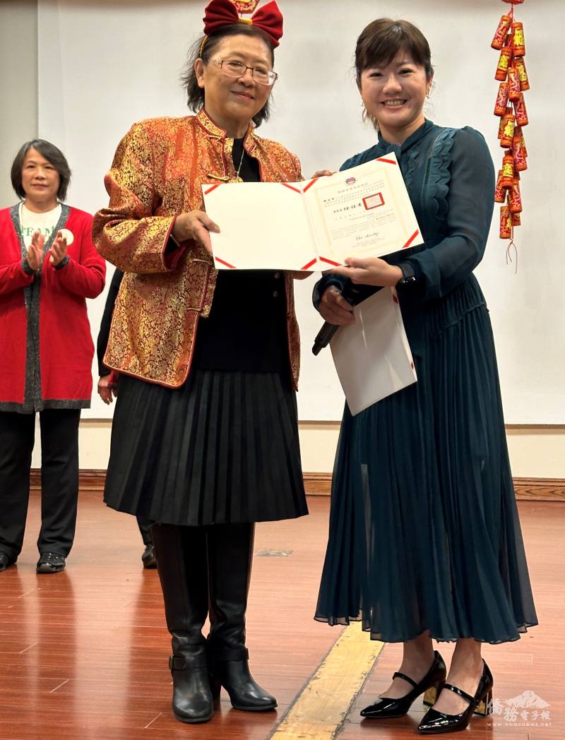 橙僑中心主任蕭蓓如(右)代表僑務委員會頒贈感謝狀給滿任會長葉芸青