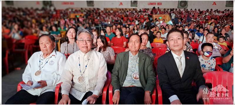 現場貴賓雲集，觀眾約萬人坐滿現場熱鬧滾滾。宿霧市市長Mayor Michael Rama(右2)、楊登仕(左2)、鄭宗傑(左1)、宿霧臺灣協會會長呂學致僑務顧問(右1)