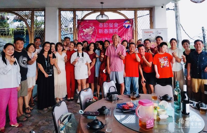 峇里臺商聯誼會新任理事長柯順榮與會員們進行新春團拜一起享用在地海鮮，賓主盡歡