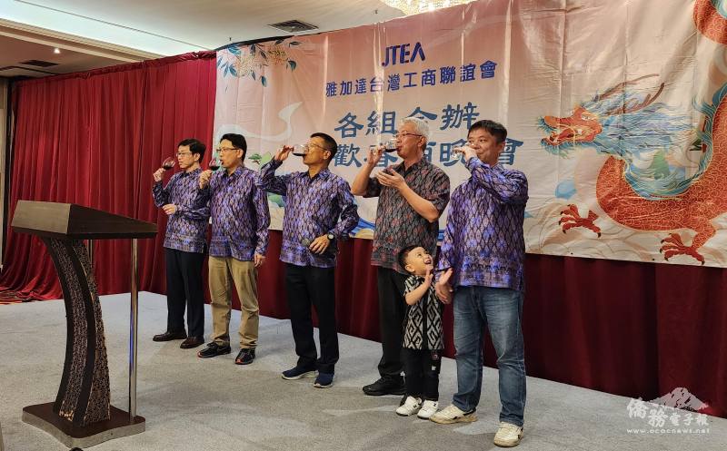 雅加達臺商會理事長秦嘉生(中)與各組召集人共同向雅加達會員致意歡慶元宵節