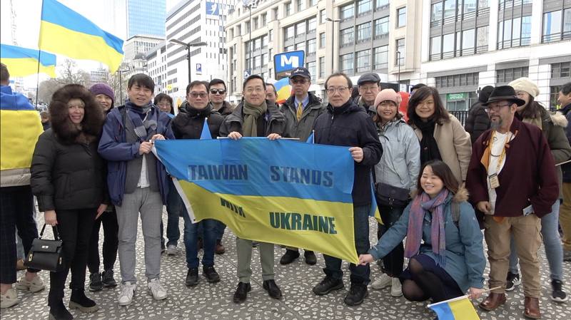 駐歐盟兼駐比利時代表處數十名人員25日自願組隊參加支持烏克蘭遊行，除了自製「台灣支持烏克蘭」布條和代表兩國國旗的心型手板，並特地網購「台灣製造」的烏克蘭國旗