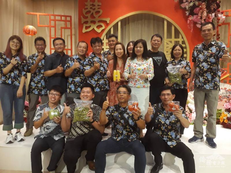 後排右起：勿加泗臺商會顧問柯國清、監事長莊秋環、僑務顧問盧廷姜、僑務組組長李叔玲、秘書廖美玲、理事長林茂松及商會幹部