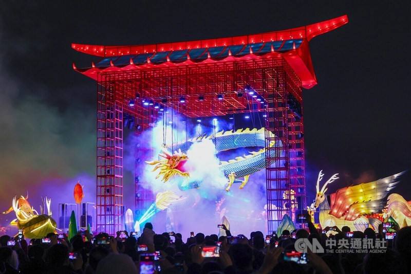 The giant centerpiece dragon lantern of the New Taipei Lantern Festival breathes smoke during a performance Saturday evening. CNA photo