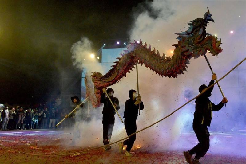 Traditional Dragon Dance performers in Miaoli County put on a ceremonial routine in exploding firecrackers on Saturday. Photo courtesy of Miaoli County Government