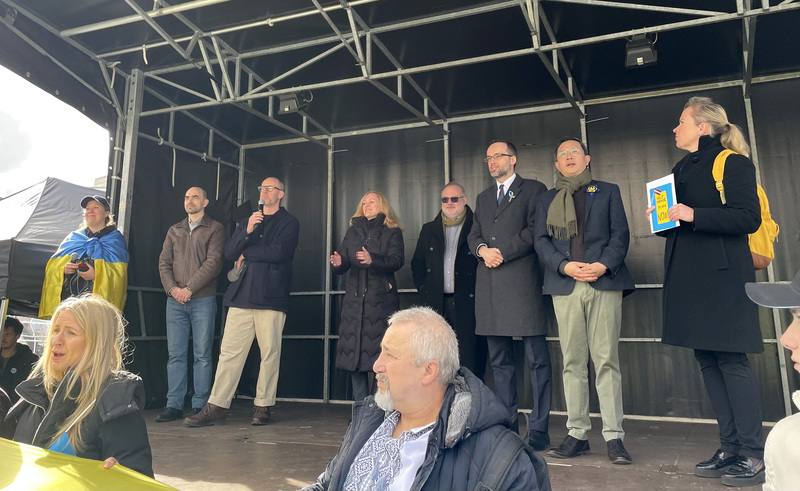 駐歐盟代表李淳（台上右2）與波蘭、愛爾蘭、波羅的海3國大使25日上台為遊行群眾打氣，李淳是唯一非歐盟國家代表，他感謝烏克蘭人的勇氣激勵了台灣人並希望明年再來此慶祝烏克蘭獲最終勝利