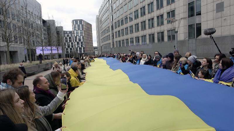 烏克蘭民眾24日在歐洲議會前廣場合力拉起30公尺長的國旗，並唱國歌、向俄烏戰爭下犧牲的國人致哀，在戰爭持續2年後提醒世人勿忘烏克蘭仍在苦難中