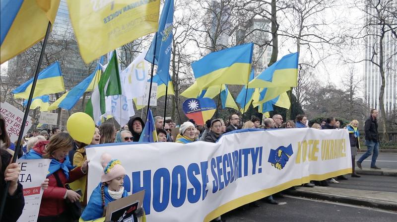 烏克蘭民間團體25日發起俄烏戰爭2週年大遊行，駐歐盟代表李淳（前排中）受邀參加。他向中央社表示，所謂「烏克蘭疲勞」未來也可能變成「台灣疲勞」，因此台灣應與民主國家共同重振對烏克蘭的支持