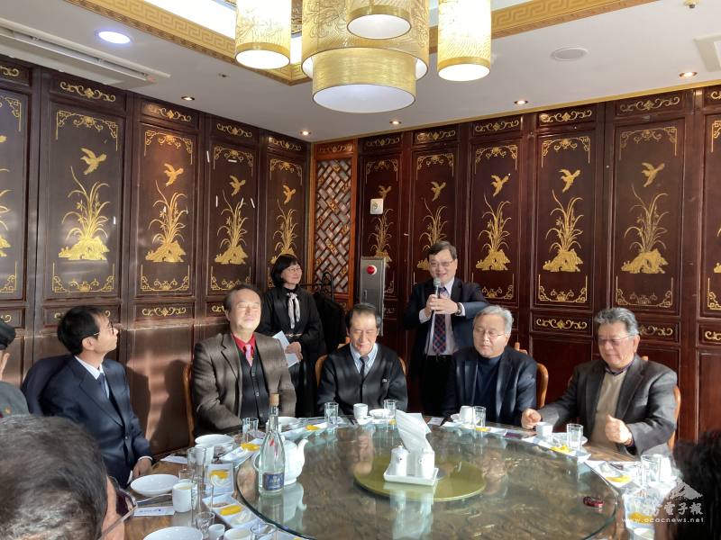 梁光中(右側站立者)與仁川華僑協會及仁川華僑中山中小學代表餐敘
